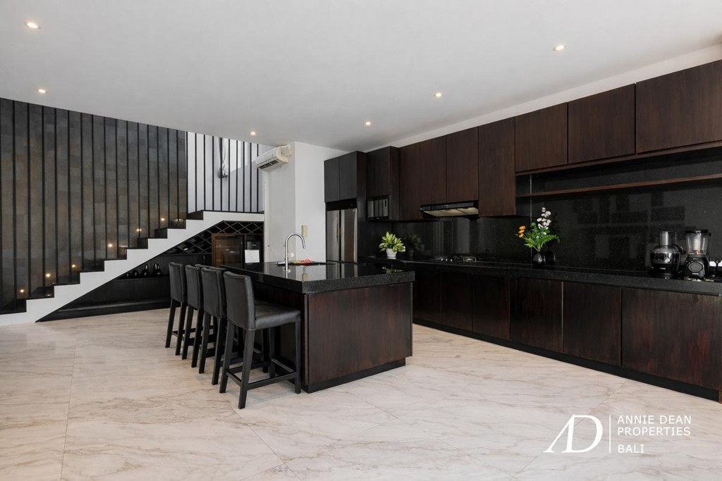 FREEHOLD | MODERN DESIGN VILLA WITH ROOFTOP & OCEAN VIEWS