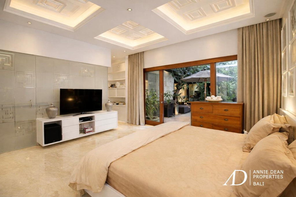 FREEHOLD | MODERN CONTEMPORARY 3-BEDROOM VILLA NEAR SEMINYAK