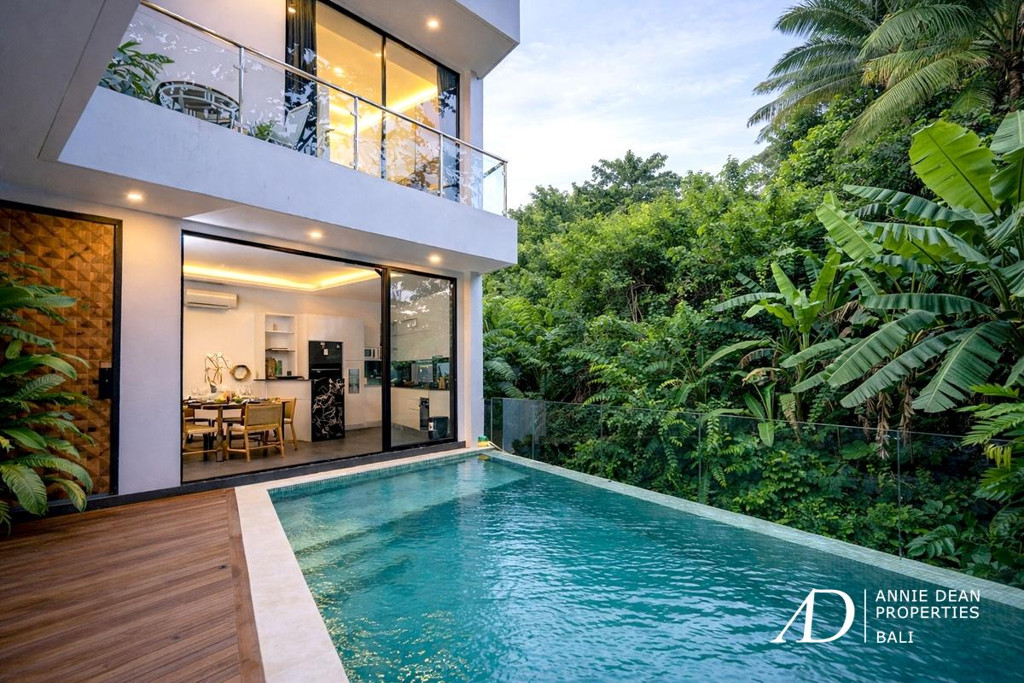 FREEHOLD | MODERN VILLA WITH ROOFTOP TERRACE IN PADONAN, CANGGU
