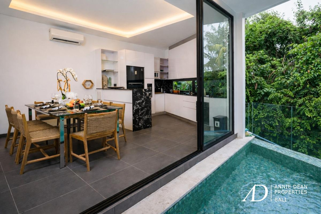 FREEHOLD | MODERN VILLA WITH ROOFTOP TERRACE IN PADONAN, CANGGU