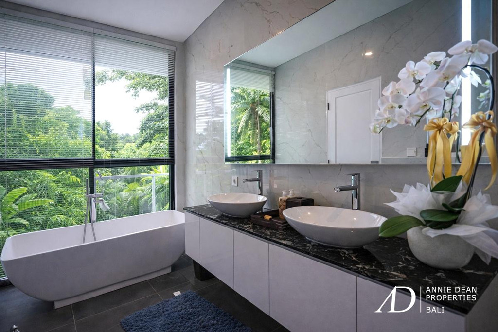 FREEHOLD | MODERN VILLA WITH ROOFTOP TERRACE IN PADONAN, CANGGU