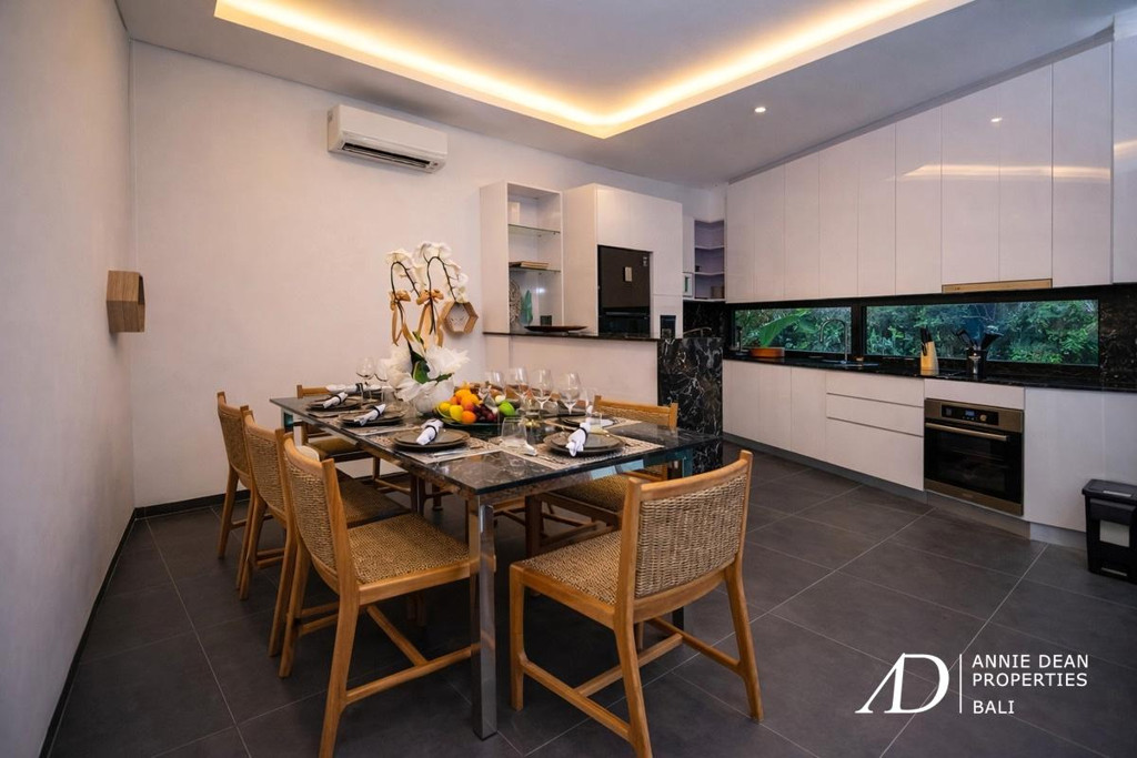 FREEHOLD | MODERN VILLA WITH ROOFTOP TERRACE IN PADONAN, CANGGU