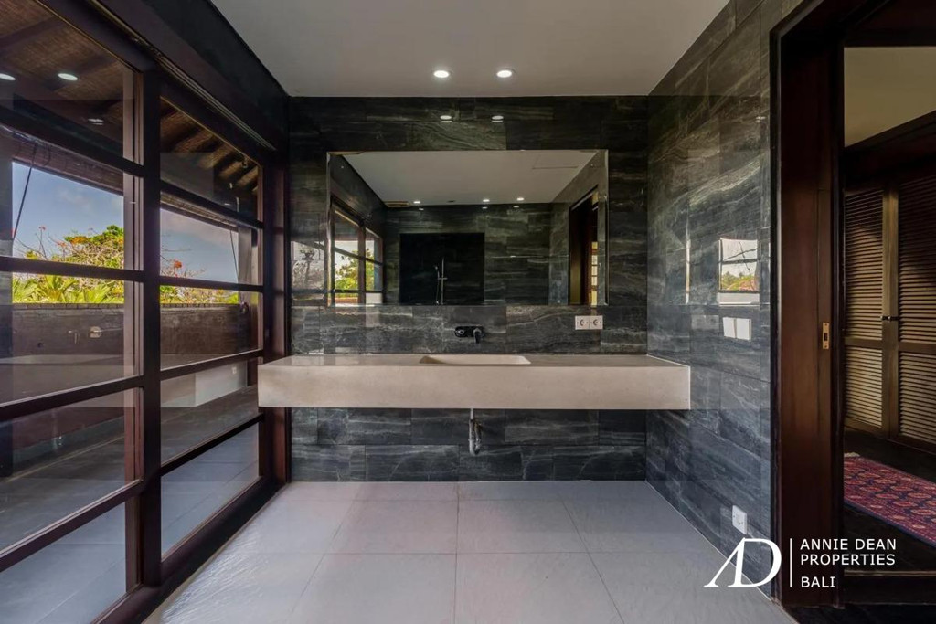 FREEHOLD | 4-BEDROOM VILLA IN PERERENAN - 7 MINUTES FROM THE BEACH