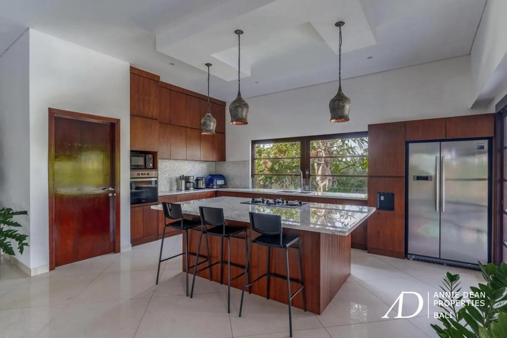 FREEHOLD | 4-BEDROOM VILLA IN PERERENAN - 7 MINUTES FROM THE BEACH