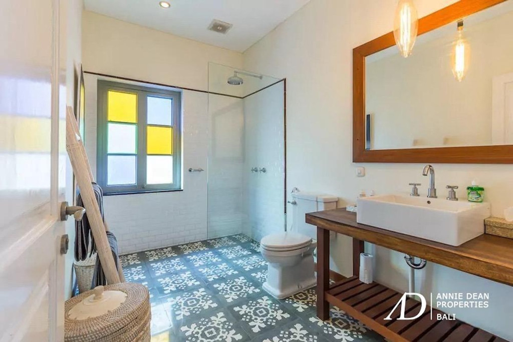 LEASEHOLD | MODERN TROPICAL 3-BEDROOM VILLA NEAR SEMINYAK BEACH 