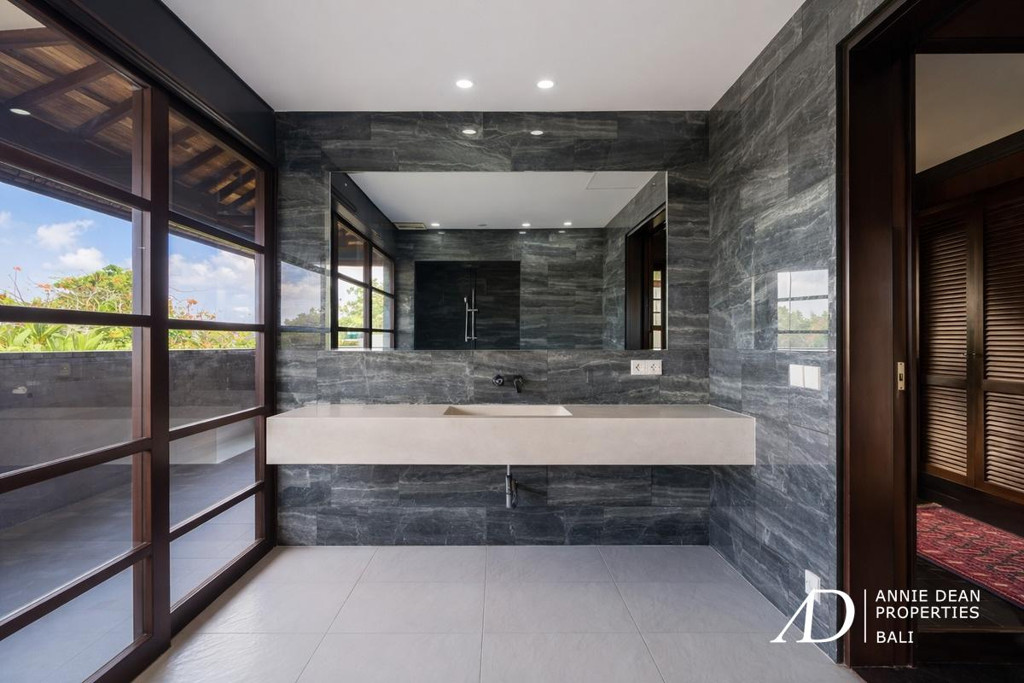 FREEHOLD | 4-BEDROOM VILLA IN PERERENAN - 7 MINUTES FROM THE BEACH