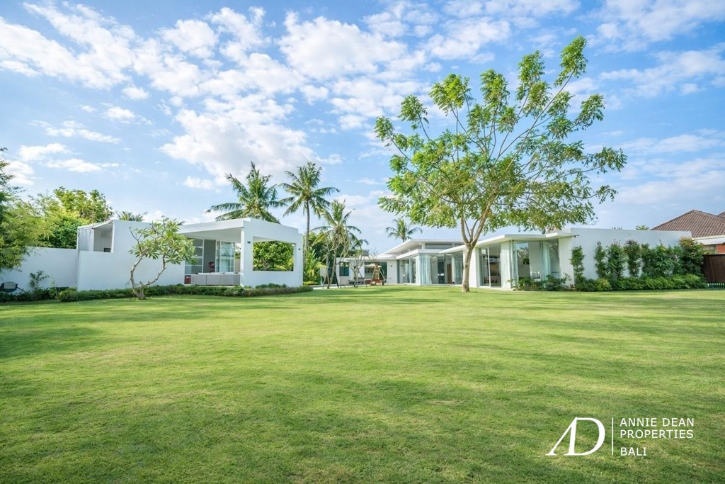 FREEHOLD | LUXURY FAMILY VILLA WITH LARGE GARDEN IN BABAKAN, CANGGU