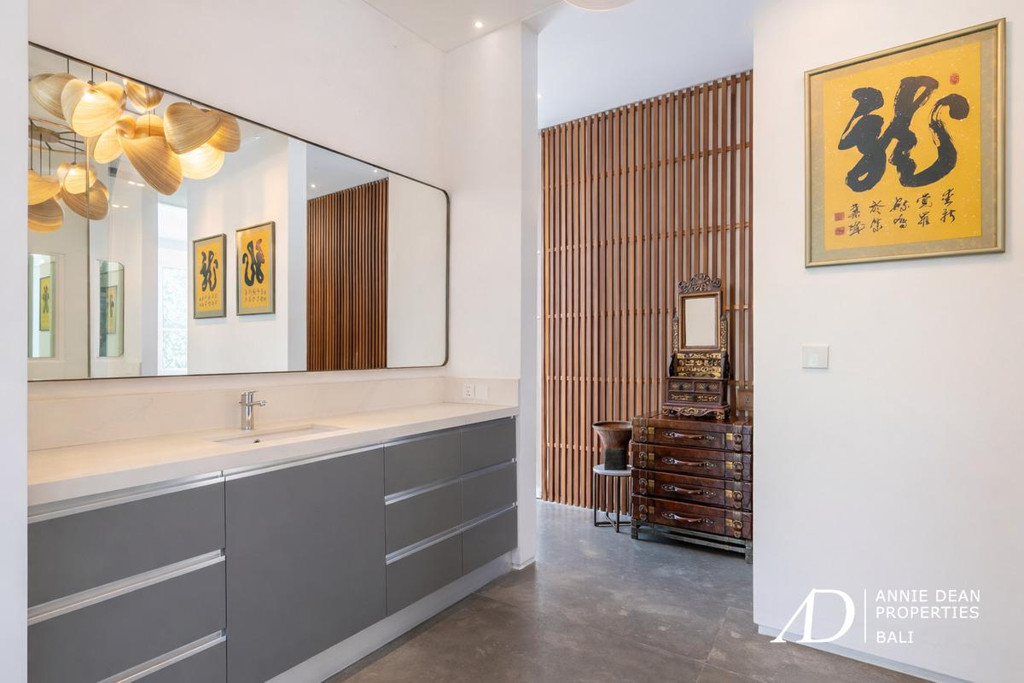 LEASEHOLD 30 YEARS | TROPICAL MINIMALIST VILLA WITH 13M POOL - PRIME UMALAS