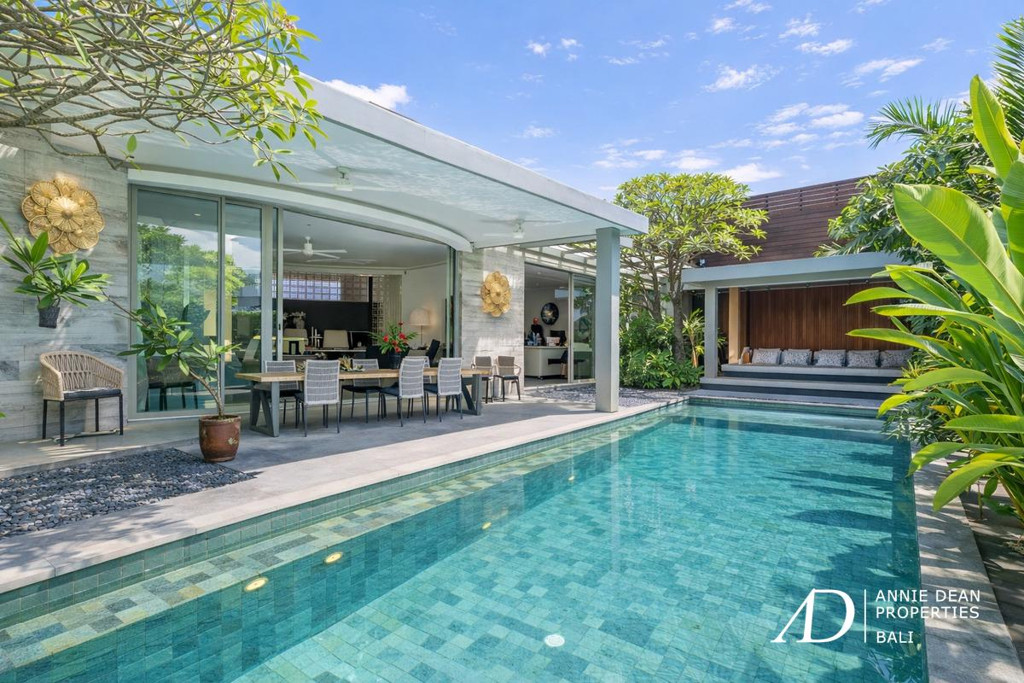LEASEHOLD 30 YEARS | TROPICAL MINIMALIST VILLA WITH 13M POOL - PRIME UMALAS