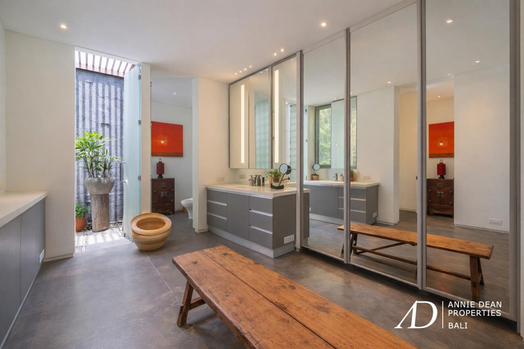 LEASEHOLD 30 YEARS | TROPICAL MINIMALIST VILLA WITH 13M POOL - PRIME UMALAS