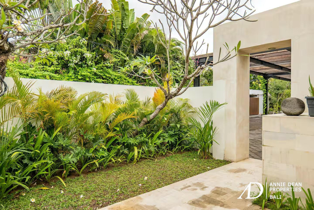 FREEHOLD/LEASEHOLD | FULLY FURNISHED 2-BEDROOM VILLA IN PRIME SEMINYAK