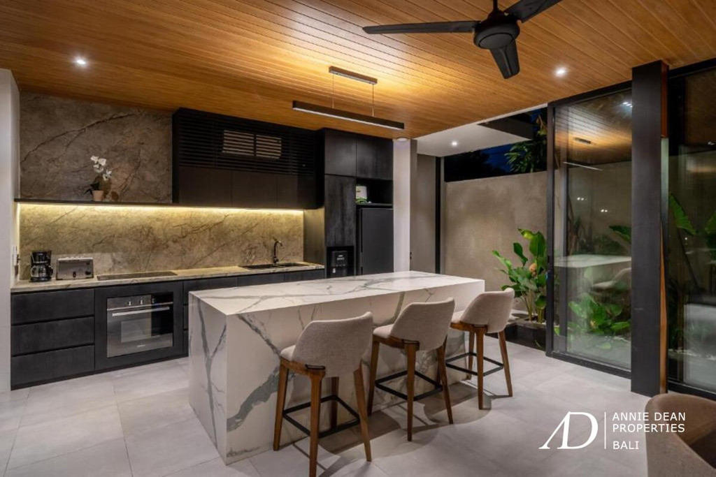 LEASEHOLD | MODERN LUXURY TROPICAL DESIGN VILLA IN CENTRAL SEMINYAK