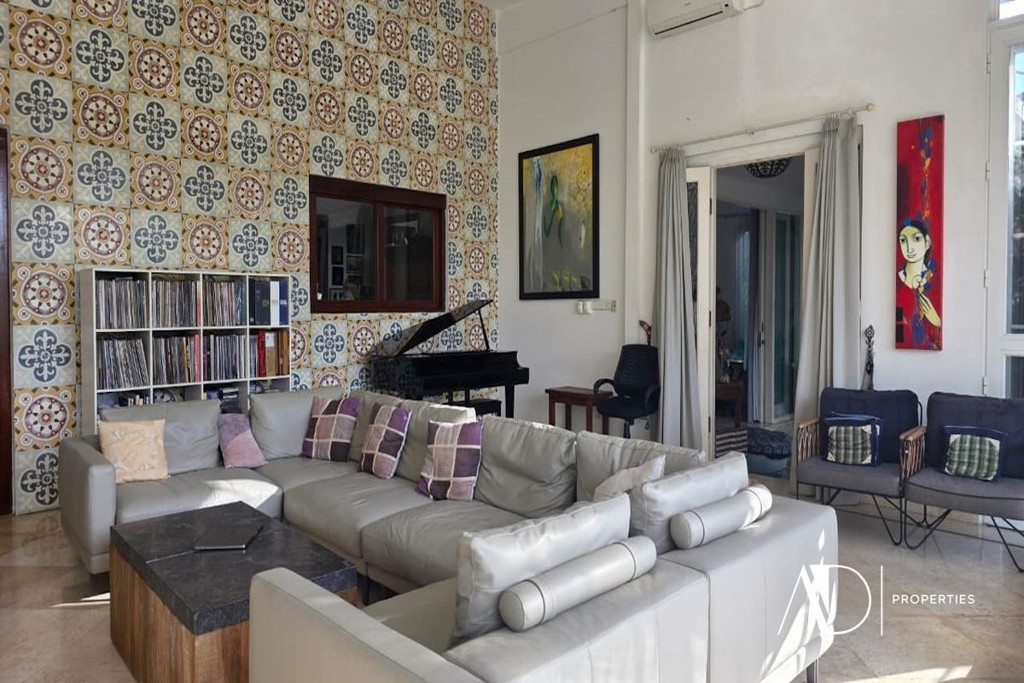 FREEHOLD | RARE LARGE-SCALE ESTATE IN BERAWA - PRIME COMMERCIAL INVESTMENT