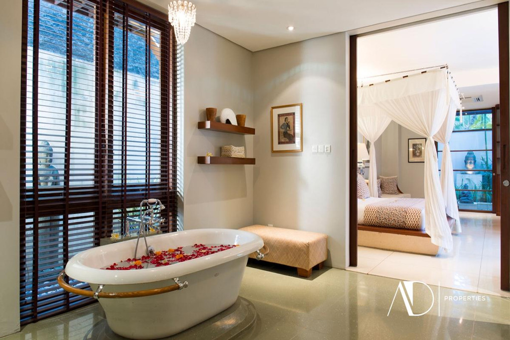 FREEHOLD | LUXURY VILLA IN A PRESTIGIOUS ESTATE IN SEMINYAK