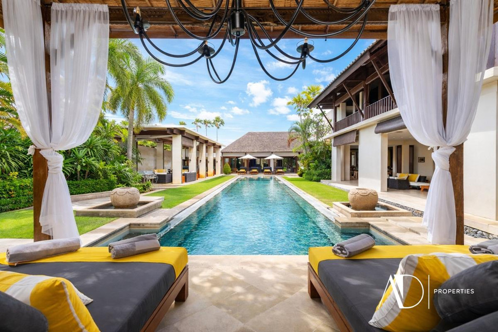 FREEHOLD | LUXURY VILLA IN A PRESTIGIOUS ESTATE IN SEMINYAK