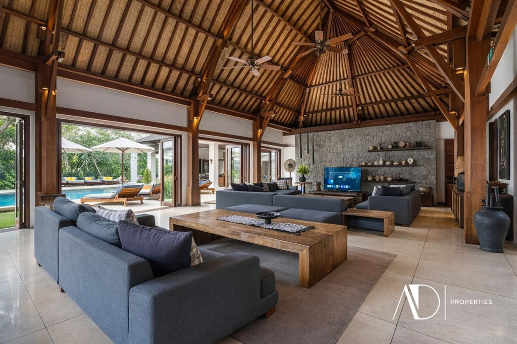 FREEHOLD | LUXURY VILLA IN A PRESTIGIOUS ESTATE IN SEMINYAK