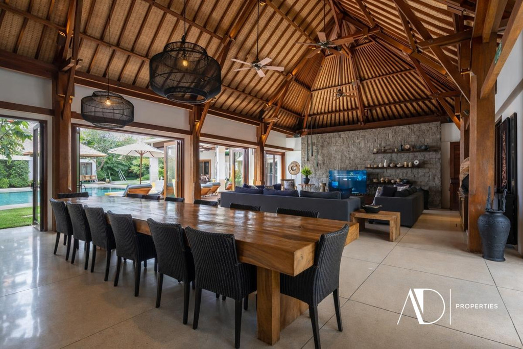 FREEHOLD | LUXURY VILLA IN A PRESTIGIOUS ESTATE IN SEMINYAK