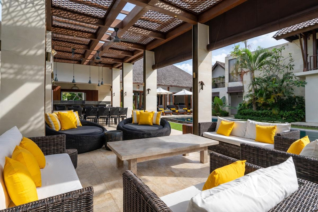FREEHOLD | LUXURY VILLA IN A PRESTIGIOUS ESTATE IN SEMINYAK