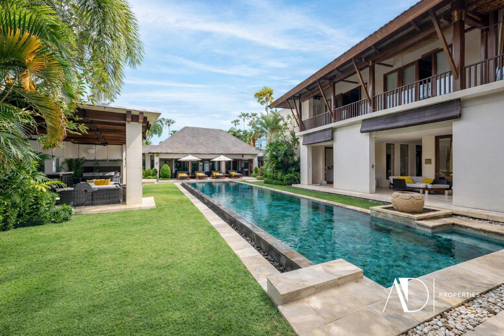 FREEHOLD | LUXURY VILLA IN A PRESTIGIOUS ESTATE IN SEMINYAK