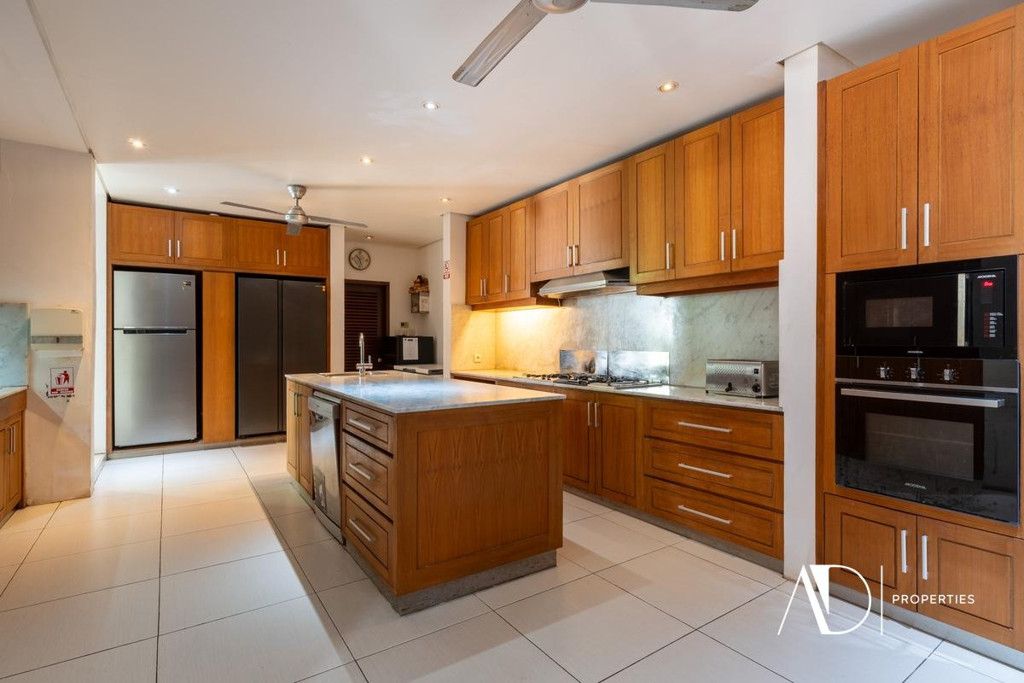 FREEHOLD | LUXURY VILLA IN A PRESTIGIOUS ESTATE IN SEMINYAK