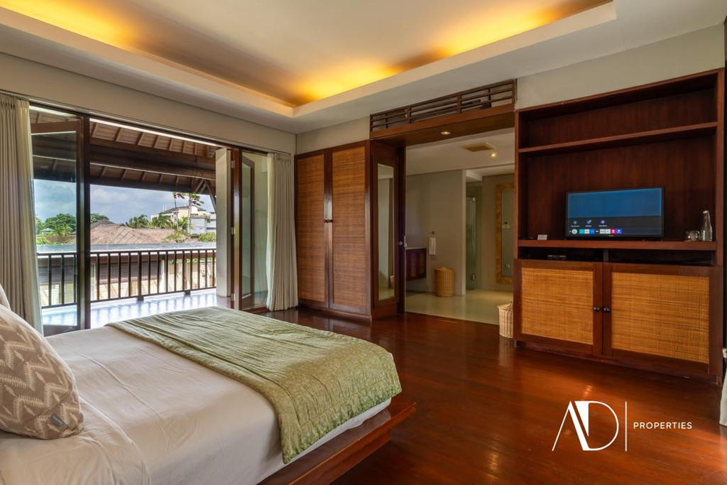 FREEHOLD | LUXURY VILLA IN A PRESTIGIOUS ESTATE IN SEMINYAK