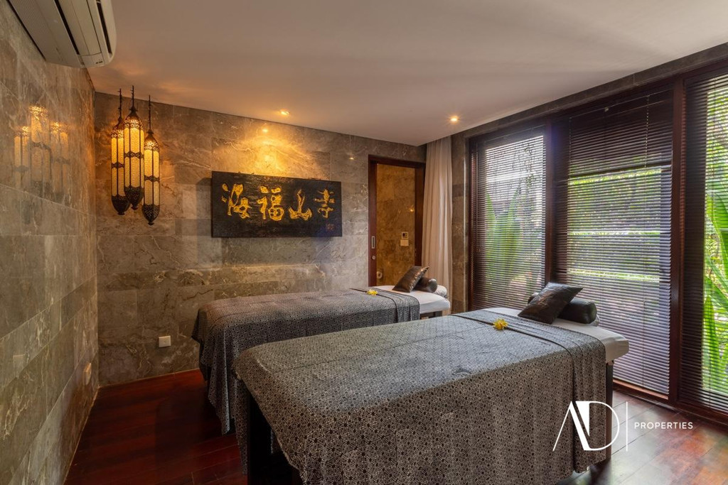 FREEHOLD | LUXURY VILLA IN A PRESTIGIOUS ESTATE IN SEMINYAK