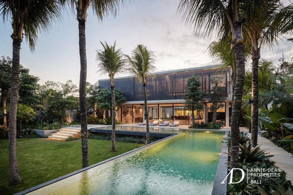 FREEHOLD | ULTRA-MODERN 6-BEDROOM LUXURY VILLA IN PERERENAN