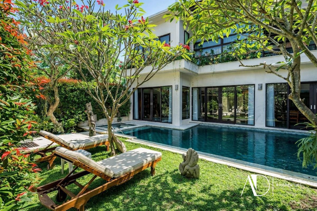 FREEHOLD | BEACH-SIDE MODERN TROPICAL VILLA | TURNKEY COASTAL INVESTMENT