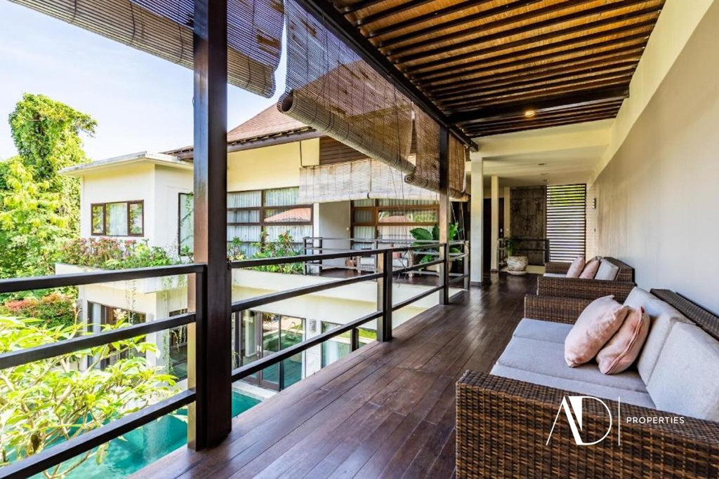 FREEHOLD | BEACH-SIDE MODERN TROPICAL VILLA | TURNKEY COASTAL INVESTMENT