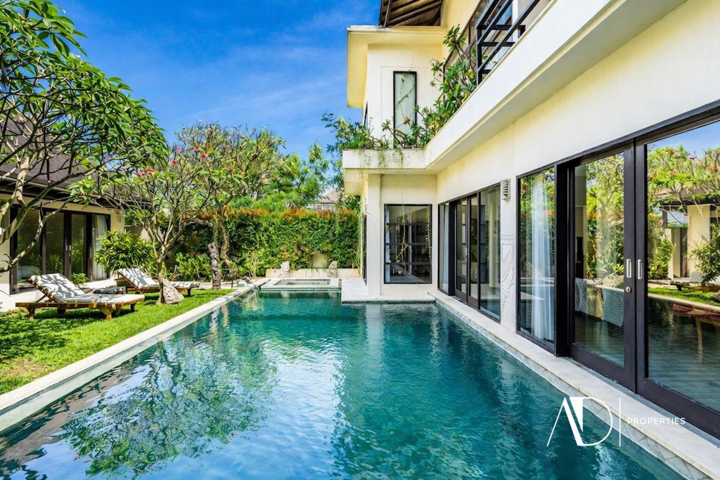 FREEHOLD | BEACH-SIDE MODERN TROPICAL VILLA | TURNKEY COASTAL INVESTMENT