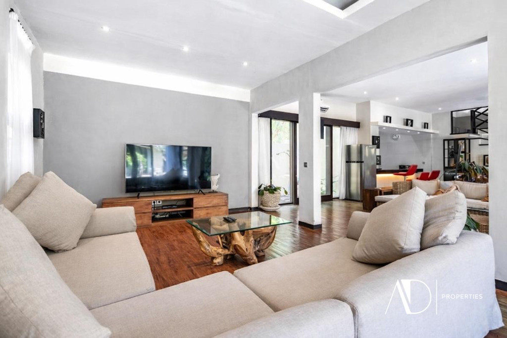 FREEHOLD | BEACH-SIDE MODERN TROPICAL VILLA | TURNKEY COASTAL INVESTMENT