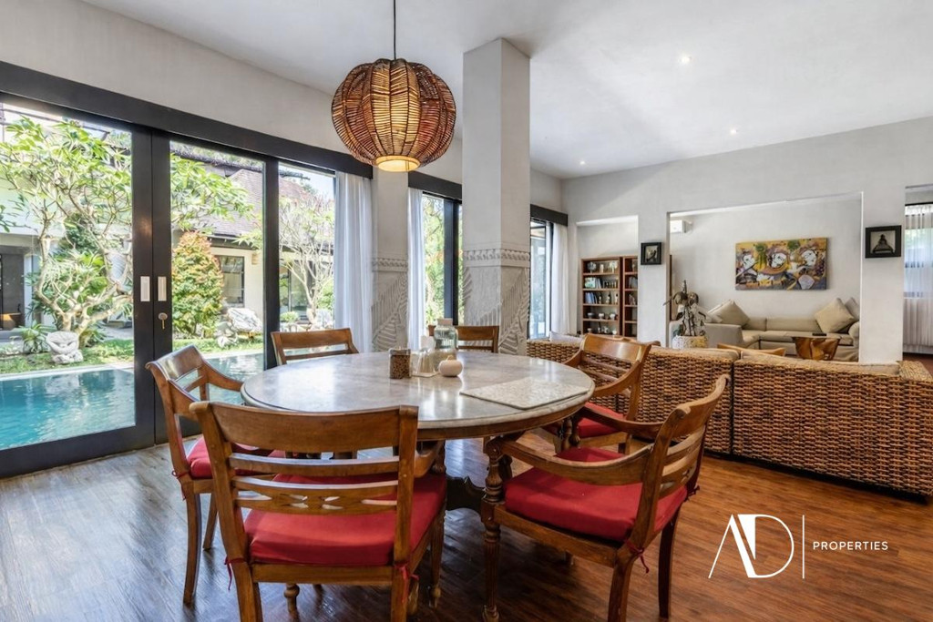 FREEHOLD | BEACH-SIDE MODERN TROPICAL VILLA | TURNKEY COASTAL INVESTMENT