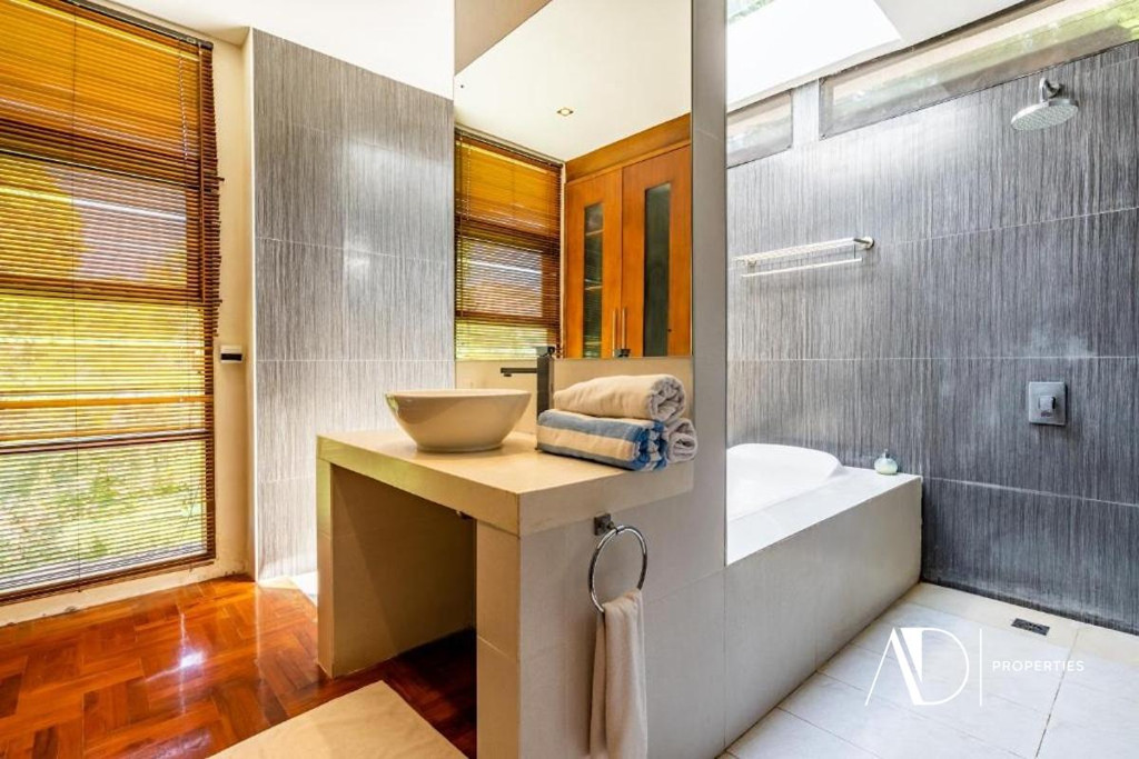 FREEHOLD | BEACH-SIDE MODERN TROPICAL VILLA | TURNKEY COASTAL INVESTMENT