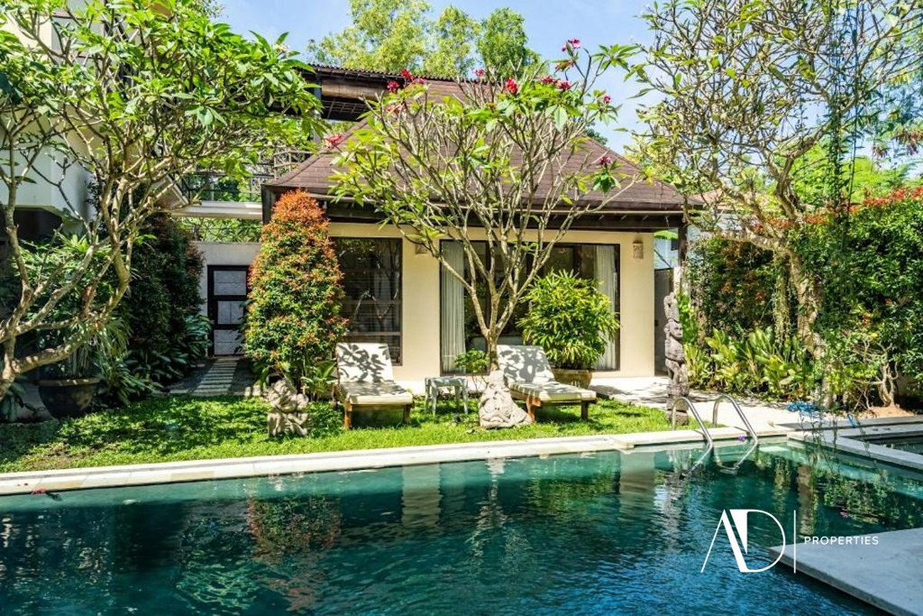 FREEHOLD | BEACH-SIDE MODERN TROPICAL VILLA | TURNKEY COASTAL INVESTMENT