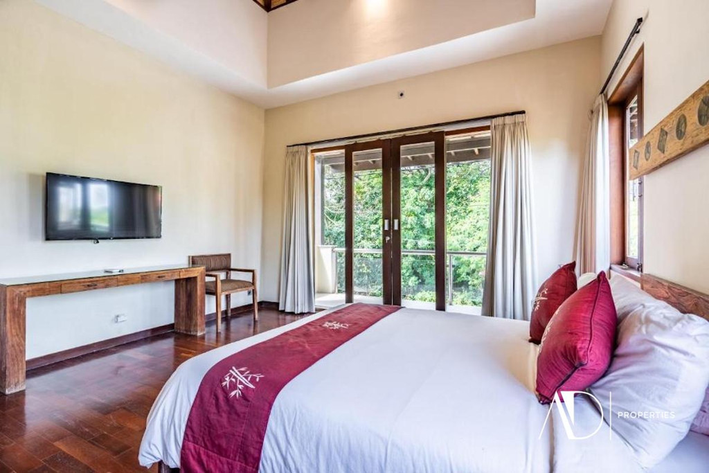 FREEHOLD | BEACH-SIDE MODERN TROPICAL VILLA | TURNKEY COASTAL INVESTMENT