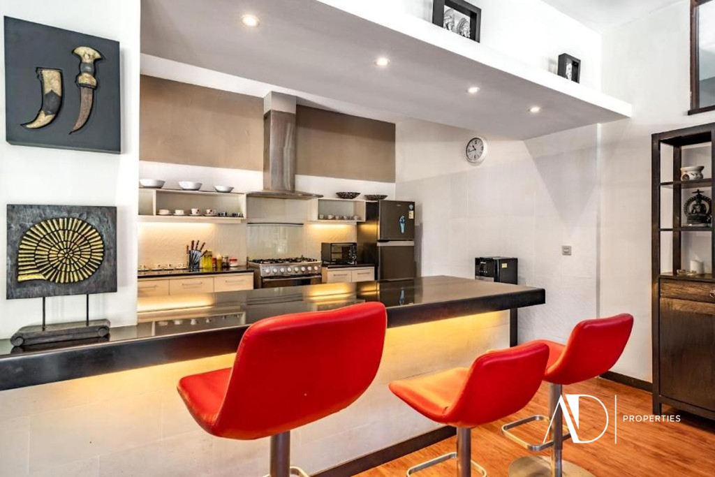 FREEHOLD | BEACH-SIDE MODERN TROPICAL VILLA | TURNKEY COASTAL INVESTMENT