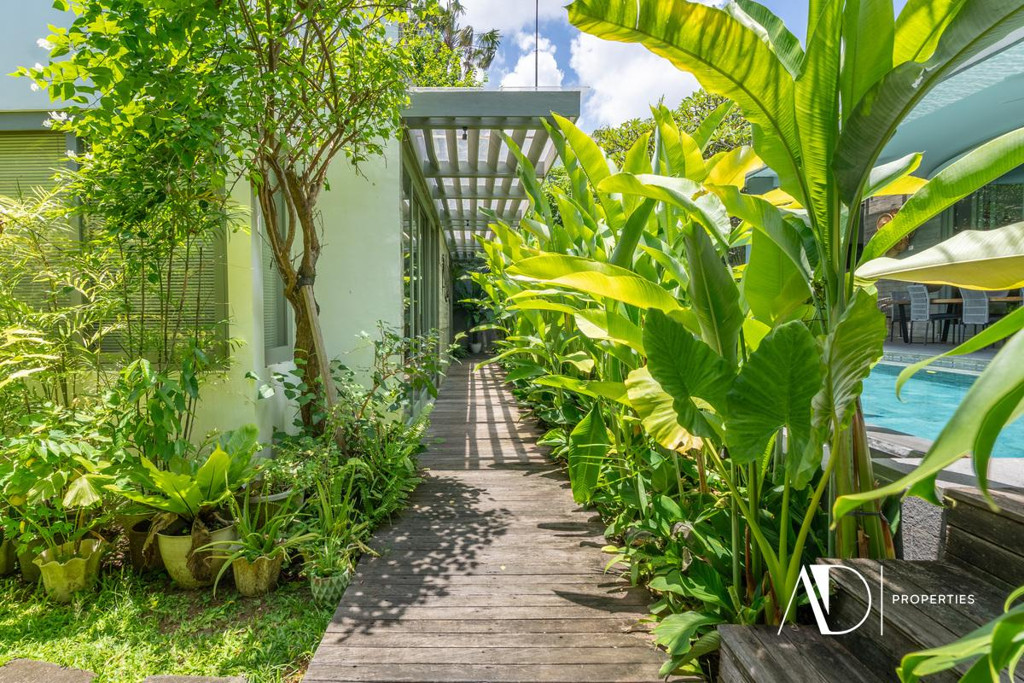 LEASEHOLD 30 YEARS | TROPICAL MINIMALIST VILLA WITH 13M POOL - PRIME UMALAS