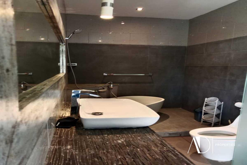 YEARLY RENTAL | 3+1 BEDROOM BALINESE-STYLE VILLA IN PRIME CANGGU