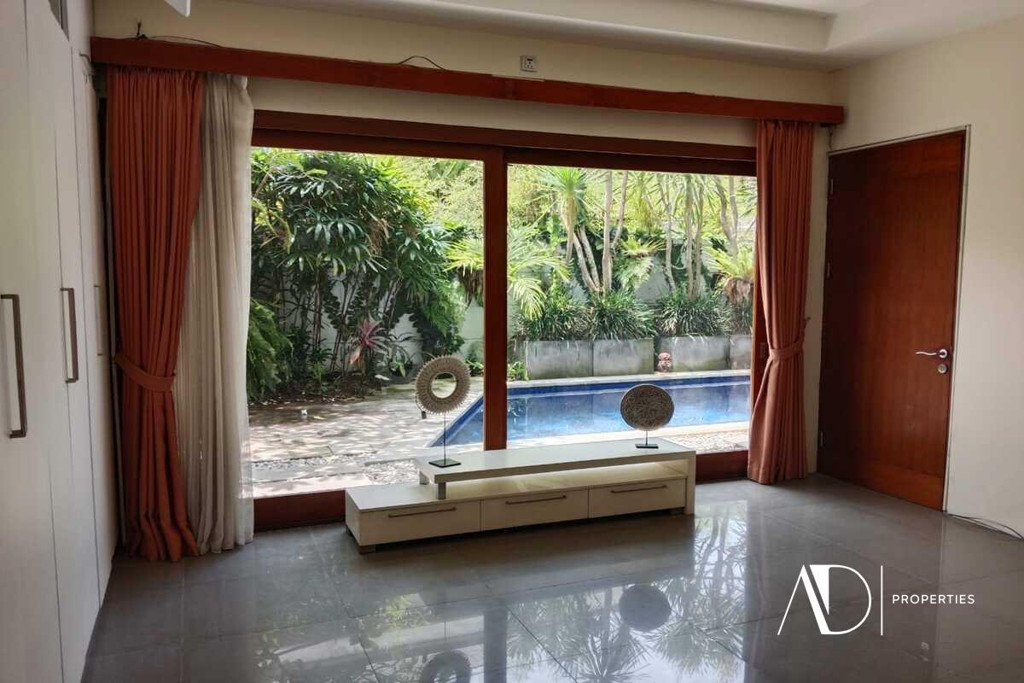YEARLY RENTAL | 3+1 BEDROOM BALINESE-STYLE VILLA IN PRIME CANGGU