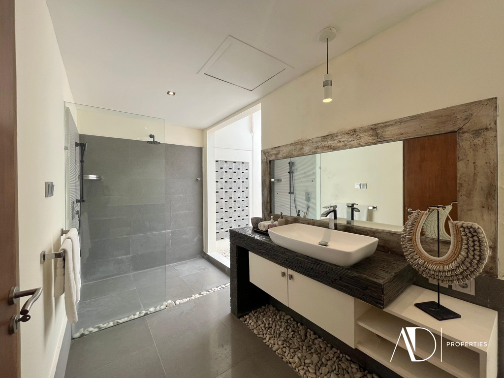 FREEHOLD | BALINESE DESIGN VILLA IN PRIME CANGGU