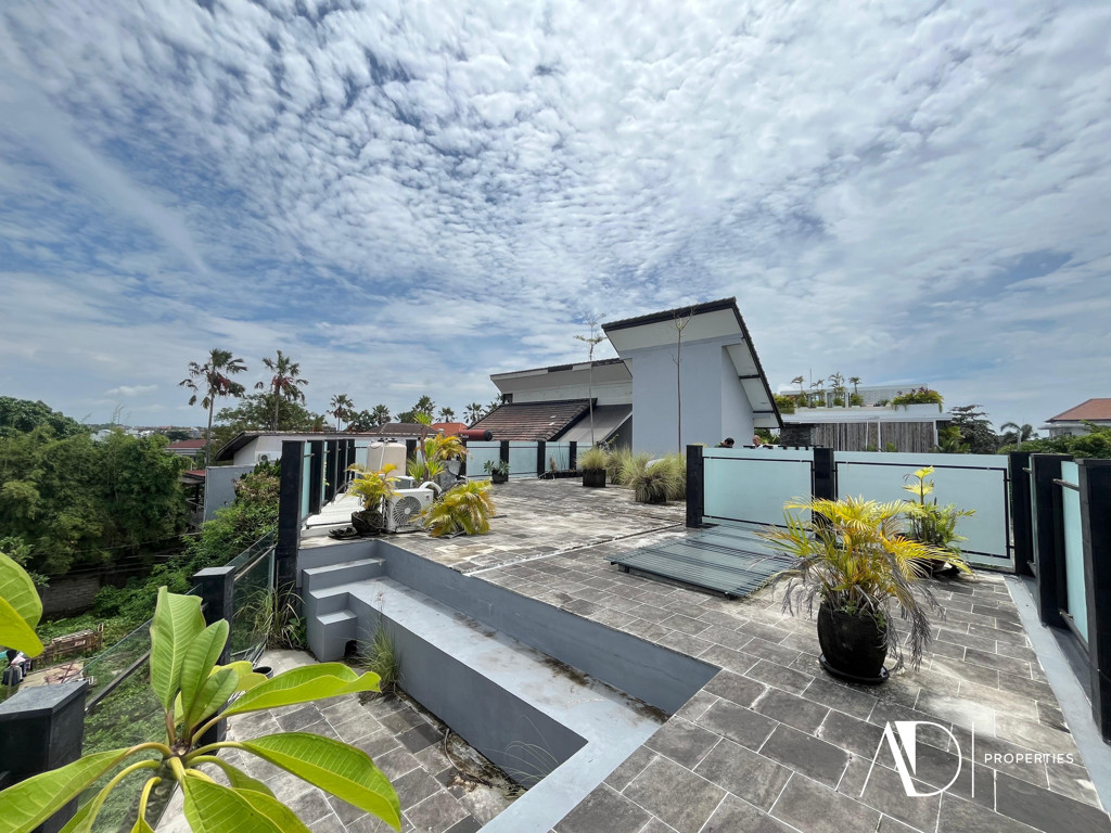 FREEHOLD | BALINESE DESIGN VILLA IN PRIME CANGGU