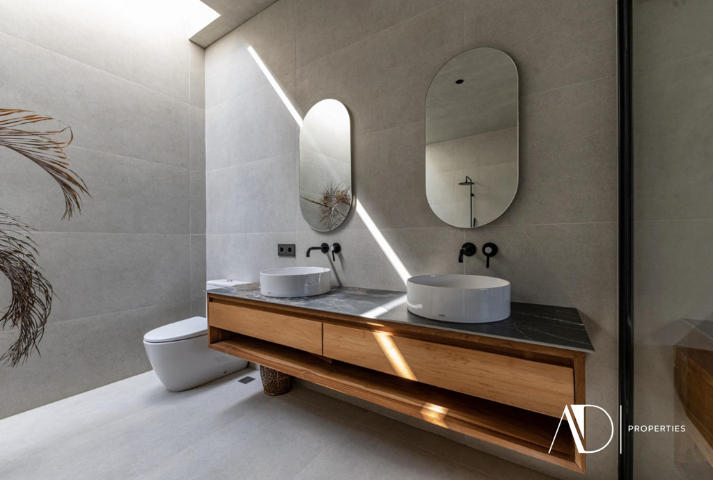 LEASEHOLD | MODERN VILLA WITH RICE FIELD VIEWS IN TUMBAK BAYUH