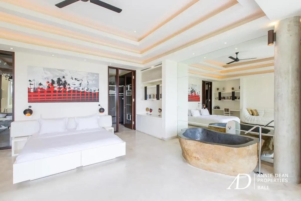 FREEHOLD | AMAZING DESIGNER VILLA WITH SPECTACULAR VIEWS