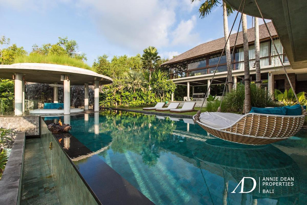 FREEHOLD | AMAZING DESIGNER VILLA WITH SPECTACULAR VIEWS