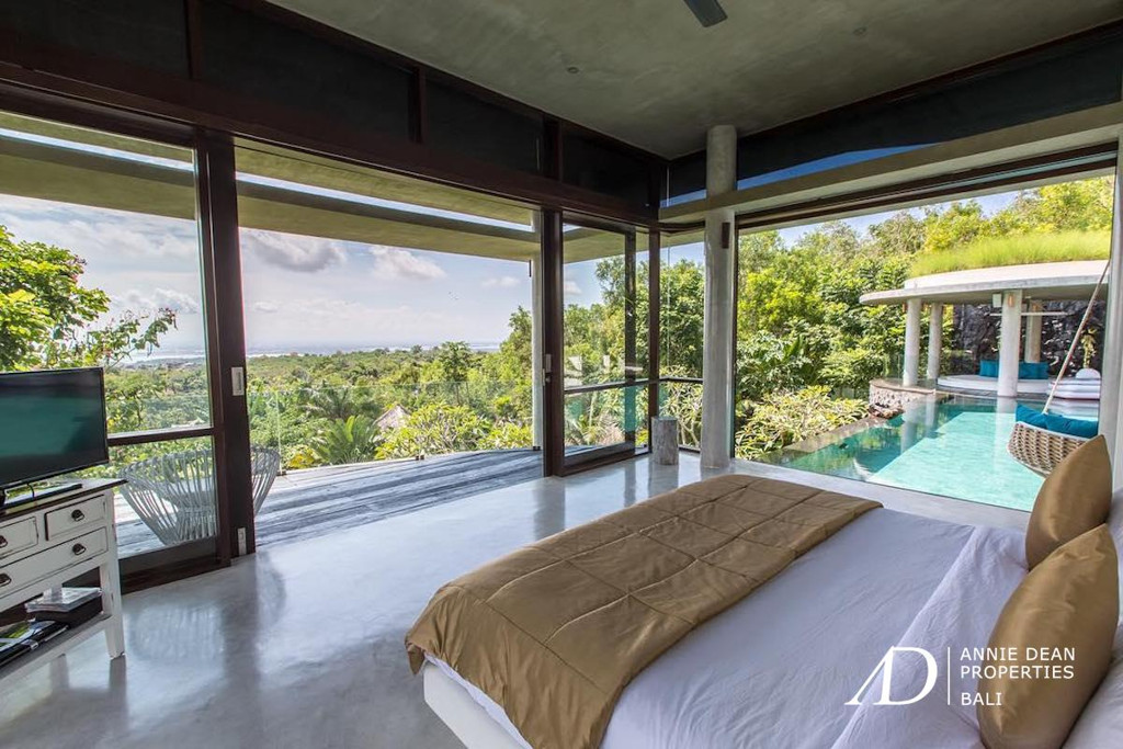 FREEHOLD | AMAZING DESIGNER VILLA WITH SPECTACULAR VIEWS