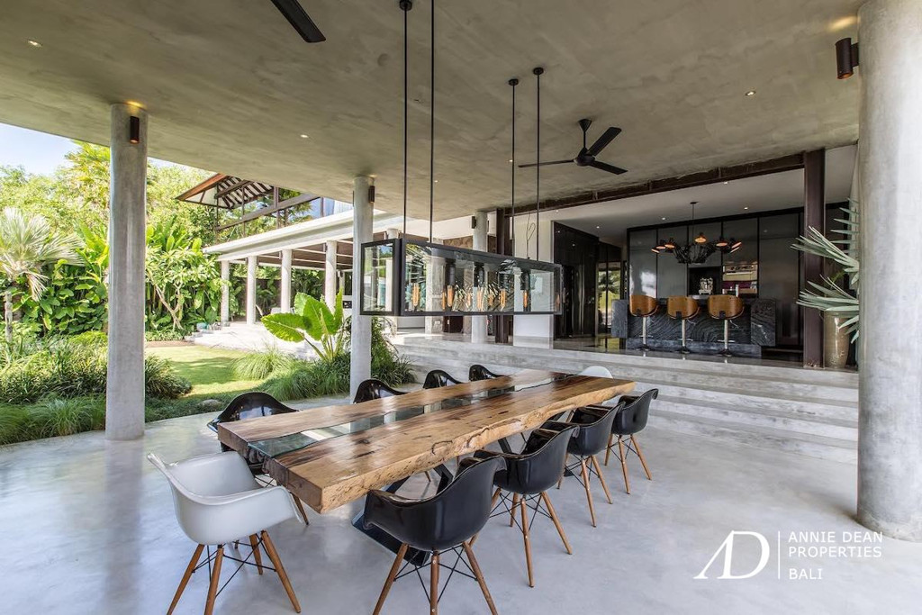 FREEHOLD | AMAZING DESIGNER VILLA WITH SPECTACULAR VIEWS