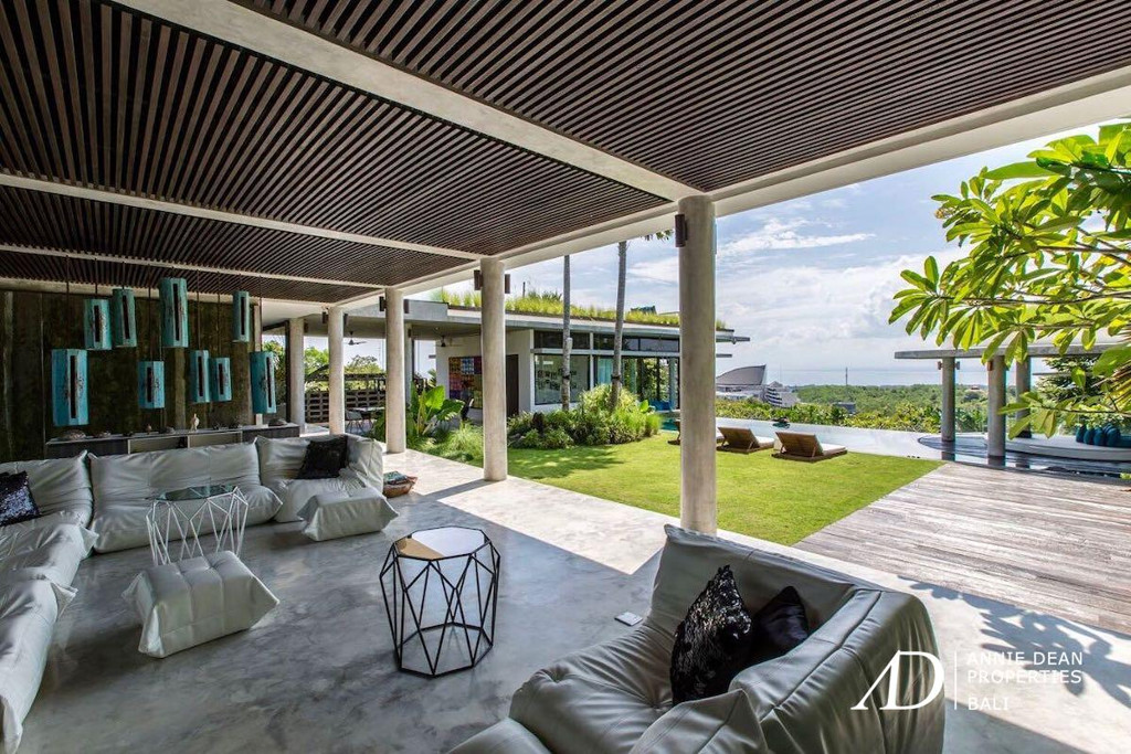 FREEHOLD | AMAZING DESIGNER VILLA WITH SPECTACULAR VIEWS