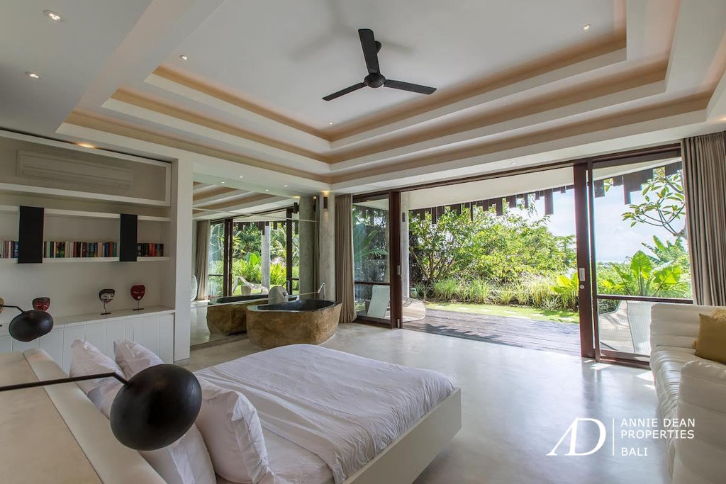 FREEHOLD | AMAZING DESIGNER VILLA WITH SPECTACULAR VIEWS