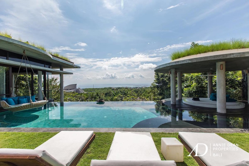 FREEHOLD | AMAZING DESIGNER VILLA WITH SPECTACULAR VIEWS