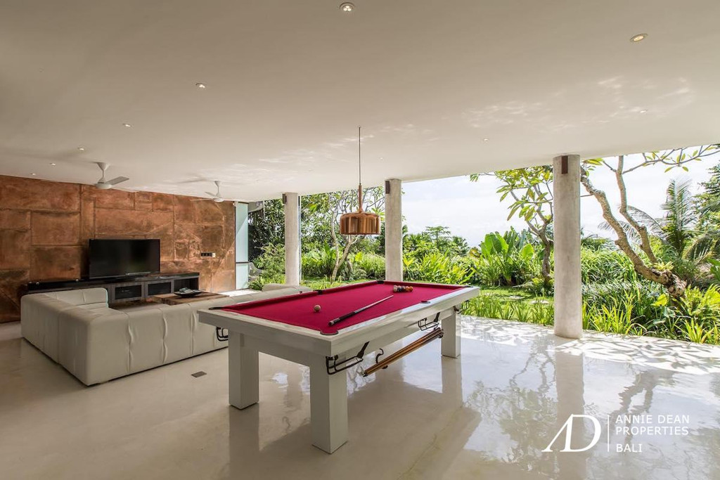 FREEHOLD | AMAZING DESIGNER VILLA WITH SPECTACULAR VIEWS